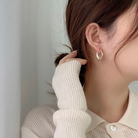 NEW 925 Sterling Silver Asymmetrical Hoop Point Earrings - Picture 7 of 7